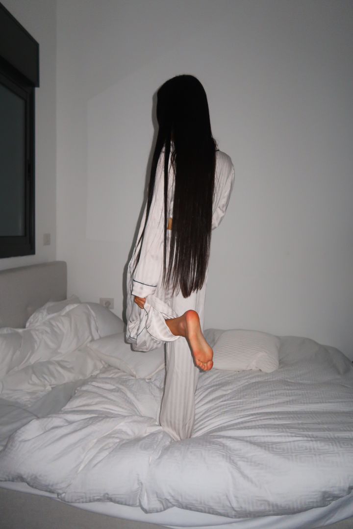 Queen Kylie legs and feet